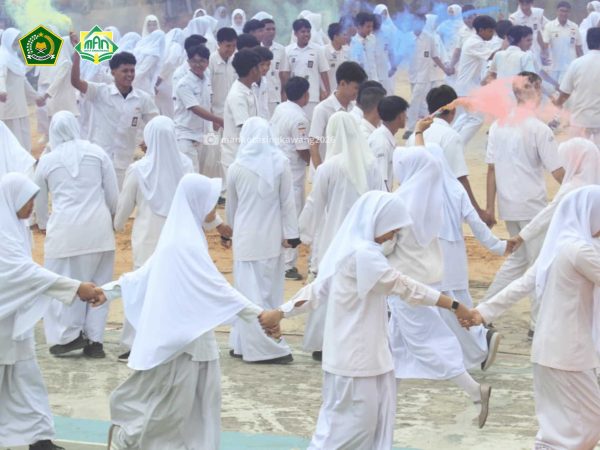 Tangis dan Bahagia Berpadu Selebrasi Perpisahan Kelas XII MAN Kota Singkawang Kenangan Tiga Tahun Terukir Indah di Lapangan Utama