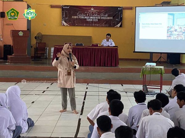 Tingkatkan Kesadaran Demokrasi Sejak Dini  KPU Kota Singkawang Gelar Sosialisasi Pendidikan Pemilih Siswa MAN  Antusias Ikuti Kegiatan di Aula PSBB
