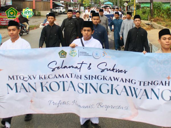 Semarak Pawai MTQ XV Kecamatan Singkawang Tengah MAN Kota Singkawang Meriahkan Tampil Kompak dan Penuh Semangat
