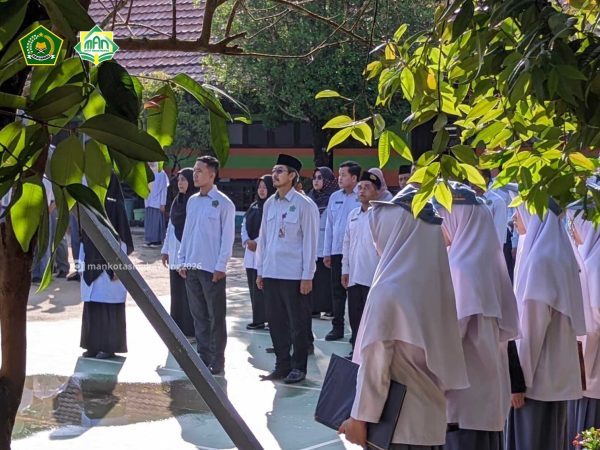 Raih Prestasi dan Keberkahan Upacara Bendera Senin MAN Kota Singkawang Penuh Makna Pesan Inspiratif Pembina Upacara  untuk Generasi Digital