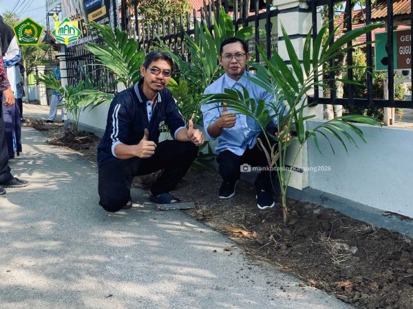 Menanam Harapan, Menuai Masa Depan  Investasi Pohon Palem di Hari Bumi 2026  Langkah Nyata MAN Kota Singkawang  Menuju Madrasah Adiwiyata