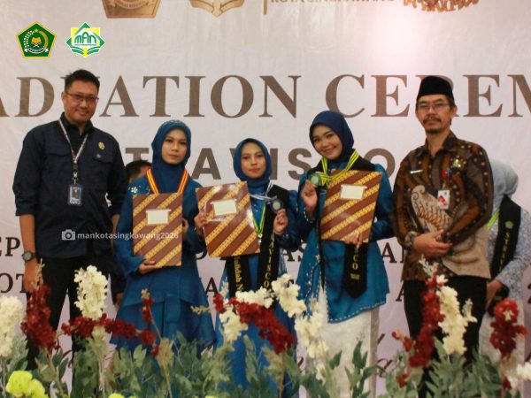 HARU DAN BANGGA IRINGI PELEPASAN Kelas XII  GRADUATION CEREMONY STRAVISCo ANGKATAN 29 TA 2025/2026 MAN KOTA SINGKAWANG  LULUSKAN 100%