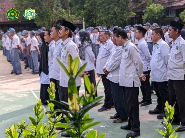 Semangat Pagi di Lapangan Madrasah OSIM & MPK Tampil Disiplin dalam Upacara Senin Pesan Kuat: Tekun Belajar dan Peduli Lingkungan